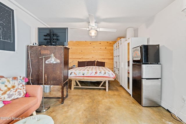 bedroom with ceiling fan and light carpet