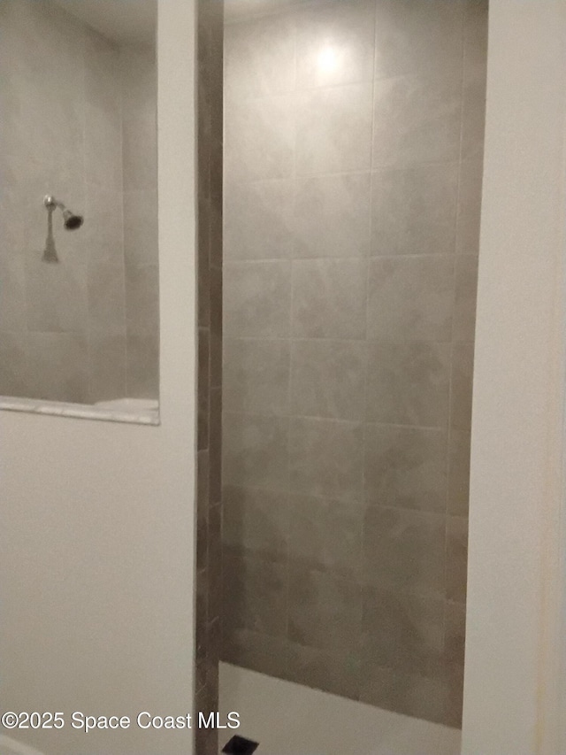 bathroom featuring tiled shower