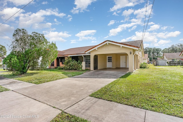 view of front of house featuring a front lawn and a carport