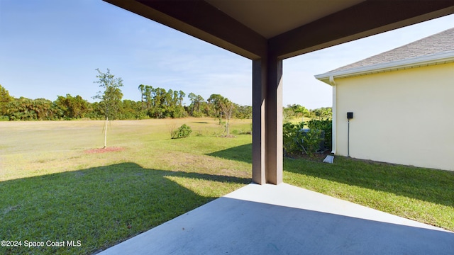 view of yard featuring a patio