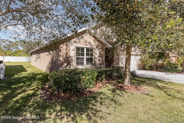 view of front of property featuring a front lawn and a garage