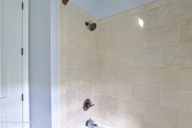 bathroom featuring tiled shower / bath combo