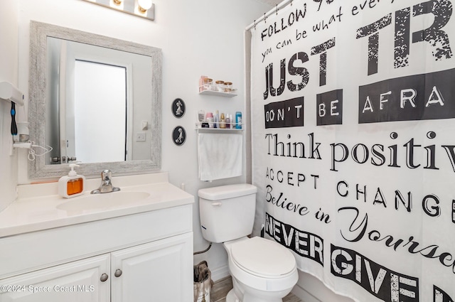 bathroom featuring a shower with curtain, vanity, and toilet