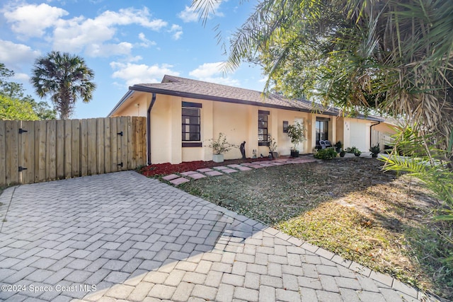 single story home featuring a front yard