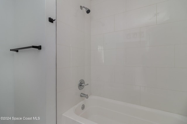 bathroom featuring tiled shower / bath