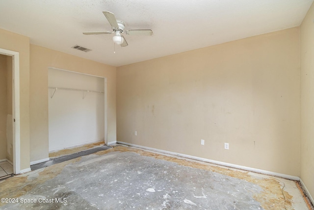 unfurnished bedroom featuring ceiling fan and a closet