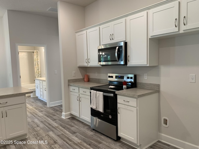 439 Wellwood St SW, Palm Bay, FL 32908 - kitchen featuring appliances with stainless steel finishes, light wood-style flooring, and light countertops