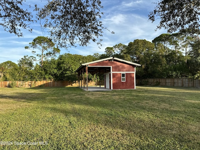 view of yard featuring an outbuilding