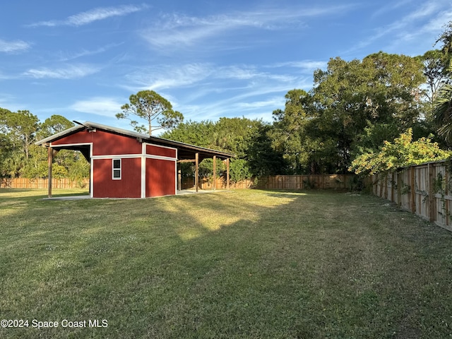 view of yard featuring an outdoor structure