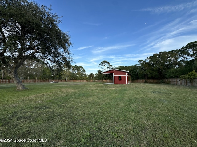 view of yard with an outbuilding