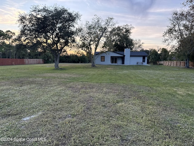 view of yard at dusk