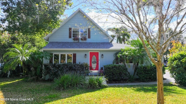 view of front of property featuring a front yard