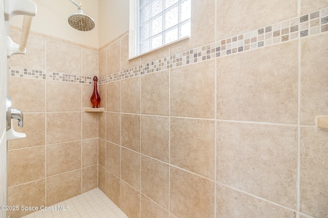 bathroom featuring a tile shower