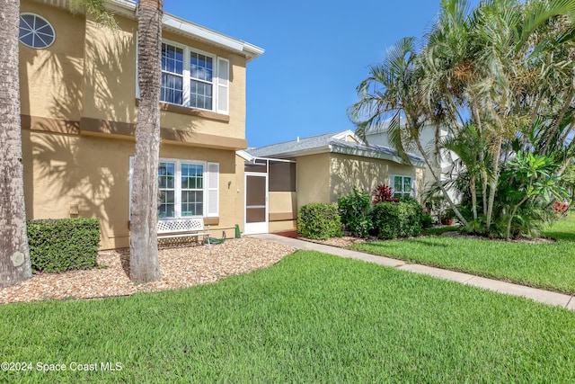 view of front of property featuring a front lawn