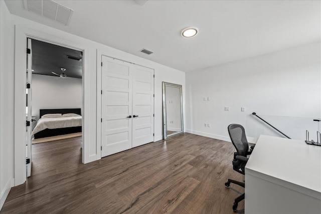 office area with ceiling fan and dark wood-type flooring