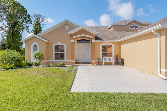 view of front of house with a front lawn