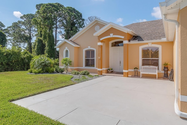 view of front of property featuring a front yard