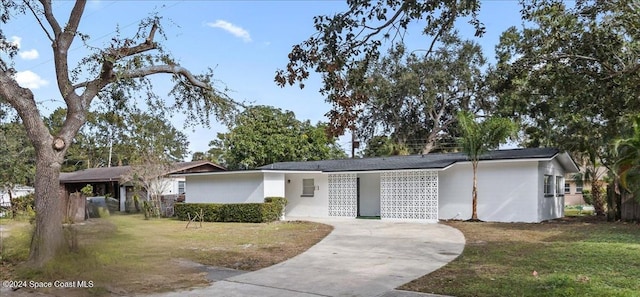 single story home with a front yard