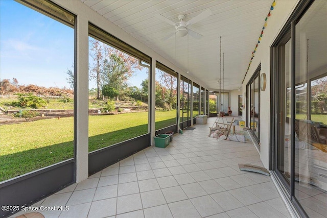 sunroom with ceiling fan