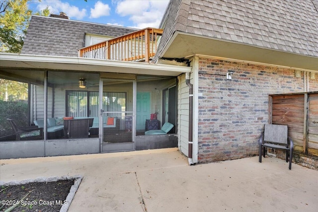 property entrance featuring a patio and a balcony