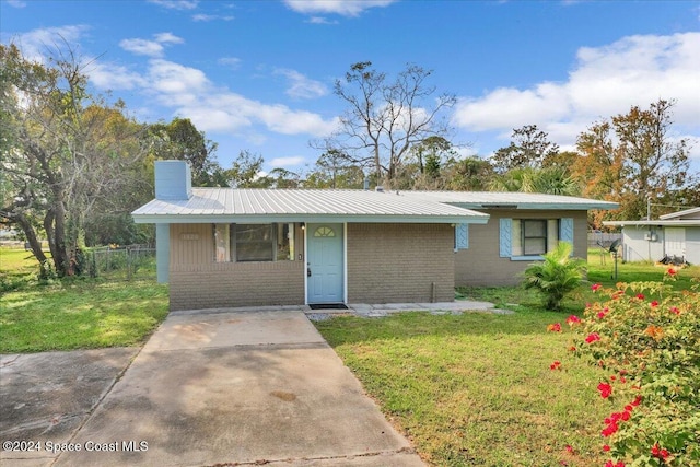 ranch-style house featuring a front yard