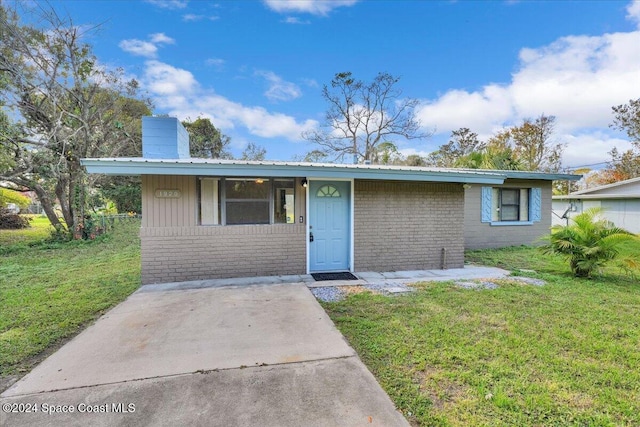 ranch-style home featuring a front lawn