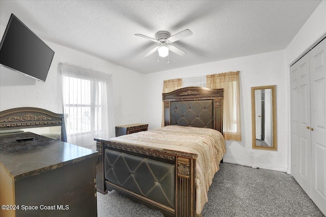 bedroom featuring ceiling fan, a textured ceiling, and a closet