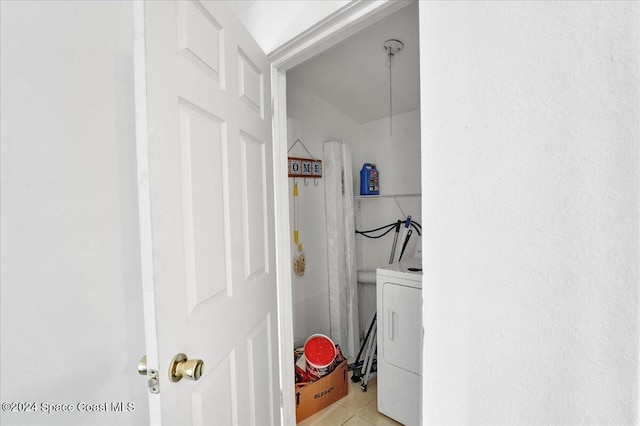 washroom with washer / clothes dryer and light tile patterned floors