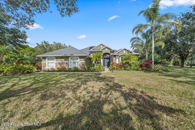 view of front of property featuring a front lawn