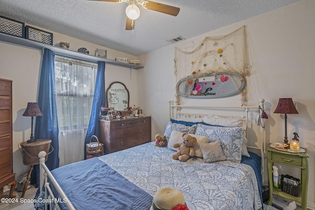 bedroom featuring ceiling fan and a textured ceiling