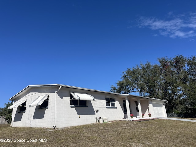 view of front of property featuring a garage and a front yard