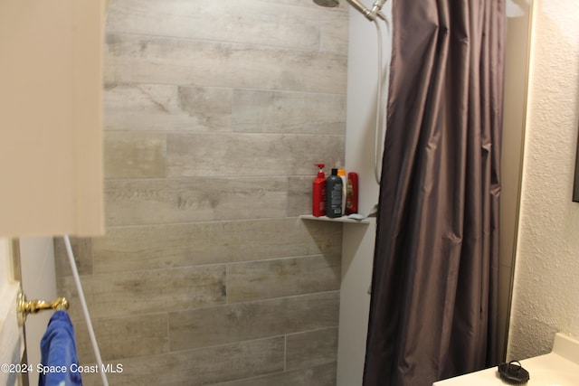 bathroom featuring a shower with shower curtain