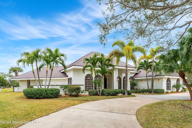 view of front of house featuring a front lawn