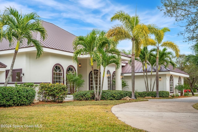 view of front of property featuring a front yard