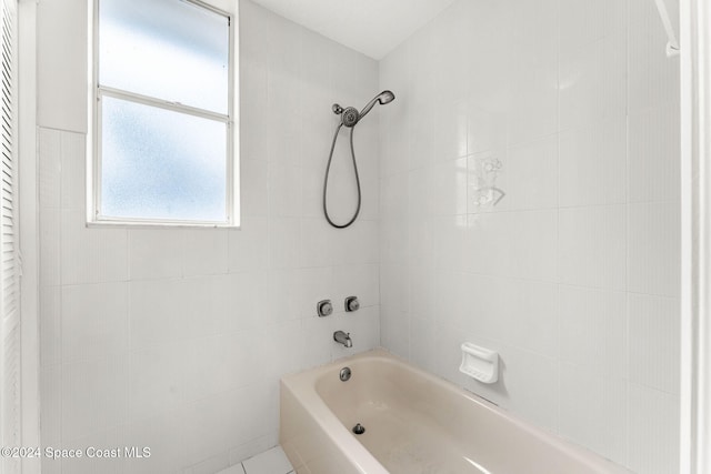 bathroom featuring tiled shower / bath combo