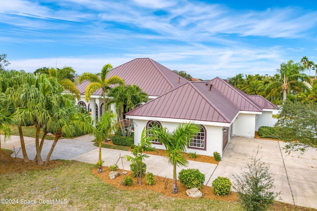 view of front of property featuring a front yard