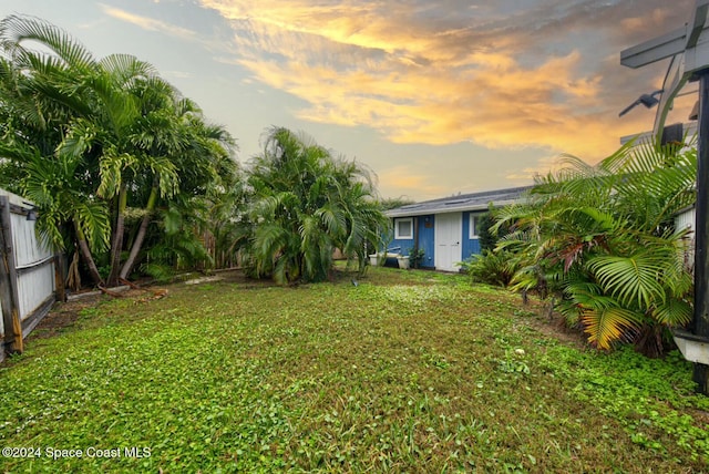 view of yard at dusk