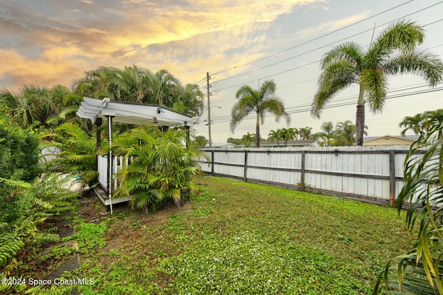 view of yard at dusk