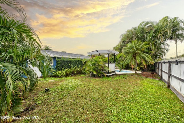 view of yard at dusk