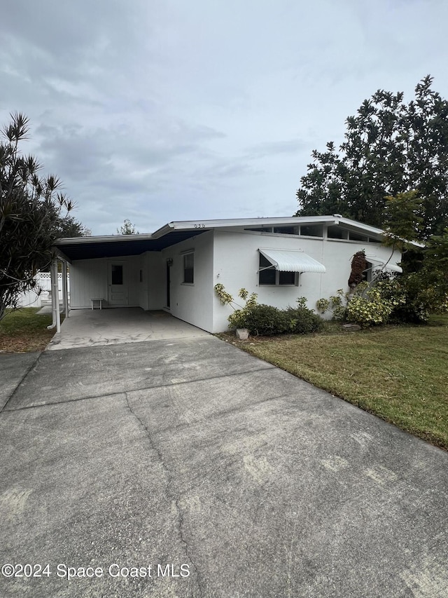 view of front of house featuring a front yard and a carport