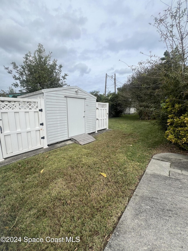 view of yard featuring a shed