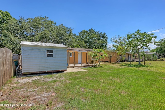 view of yard featuring a shed