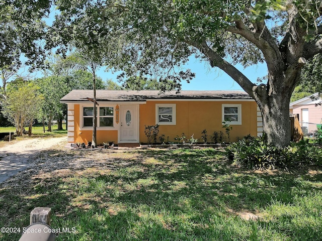 single story home with a front lawn