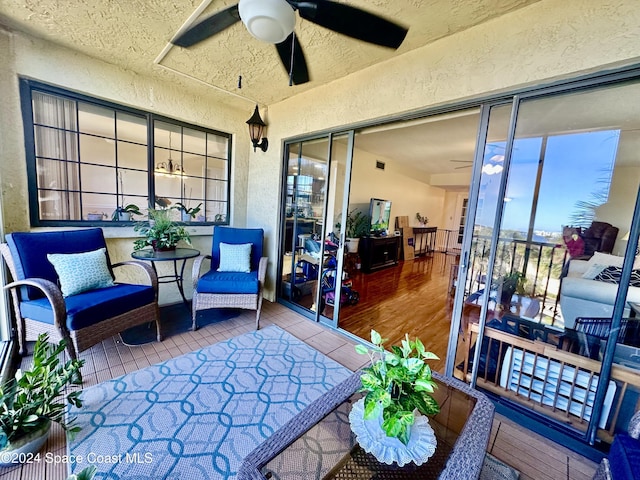 sunroom with ceiling fan