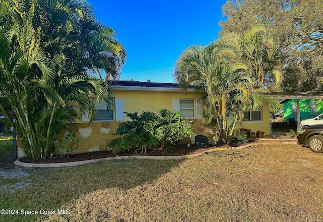 view of side of property featuring a yard