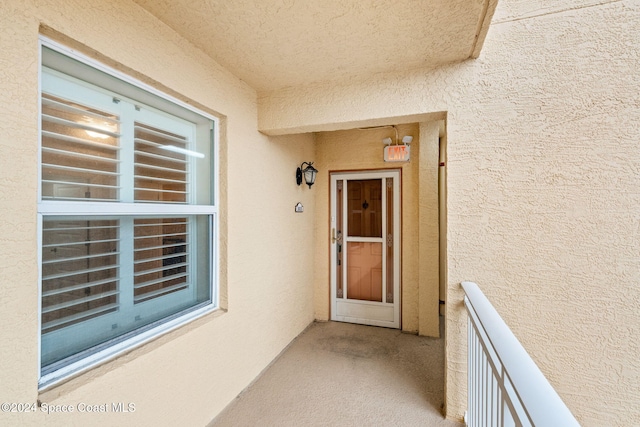 property entrance featuring a balcony