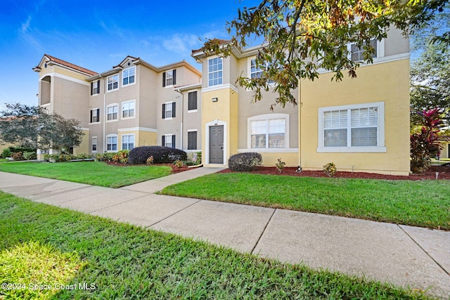 view of front of home with a front lawn