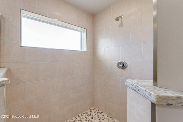 bathroom featuring a tile shower