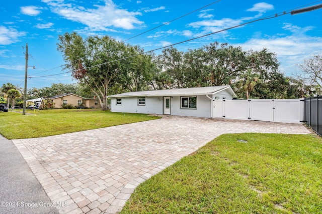 single story home featuring a front lawn