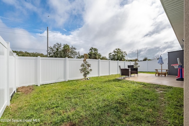 view of yard featuring a patio area